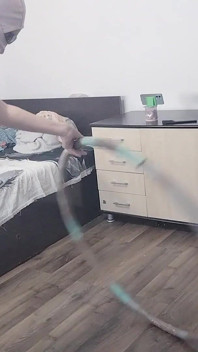 Senaman isteri seksi di rumah berbogel