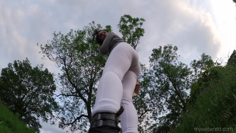 Faye Taylor: Pissing my White Leggings in the field
