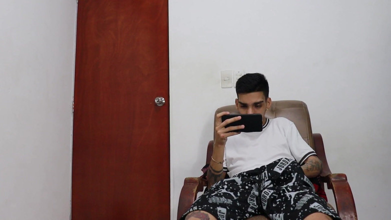 Jamesxd1010: 방에서 청소를 하고 있던 의붓여친이 스트레스를 받은 그녀를 따먹을 수 있도록 유혹했고, 나는 내 자지를 존나게 넣었어