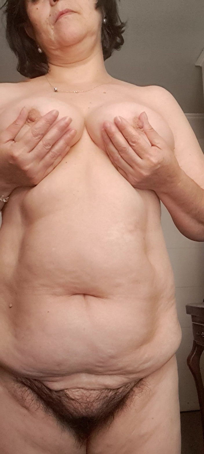 Mommy big hairy pussy: 엄마의 젖탱이는 욕망으로 힘들어