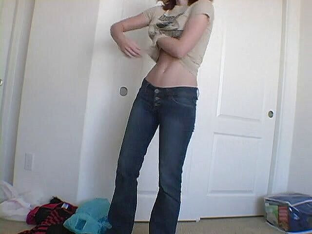 Solo Austria: Behaartes teen und ihre sexy dessous