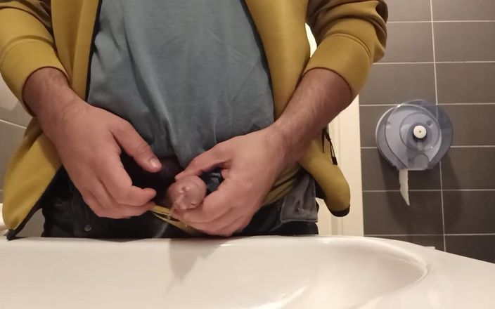 Kinky guy: Mear rápido en el fregadero en baño público