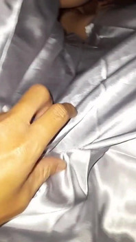 Arabada gümüş saten uzun elbise giyerek mastürbasyon yapıyor