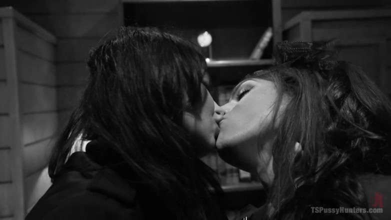 TS Pussy Hunters by Kink: Ein schwanz für den schwanz. Siouxsie q privat i