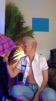 Meisje met kort haar en haar magere man in een pikmelkscène met kinky verpest orgasme!