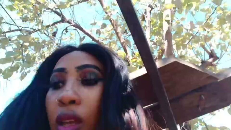 Juicy World: Une black se masturbe dans la nature