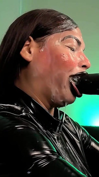 Démon oblečený v latexu, latexových rukavicích, latexovém obleku a černých rtech, kouř si péro, plivaj sliny a vystříkni se na mě
