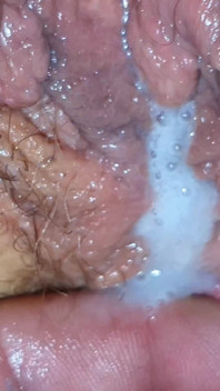 Lite sperma rinner ut ur min fitta
