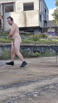 Tutto Nudo in Una Piazza