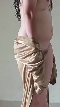 Ragazza indonesiana tobrut che indossa un sexy abito di raso mentre fa sesso