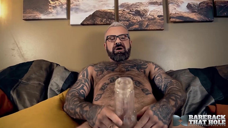 Bareback That Hole: Chlupatý nastříkaný táta bez sedla Marc Angelo masturbuje