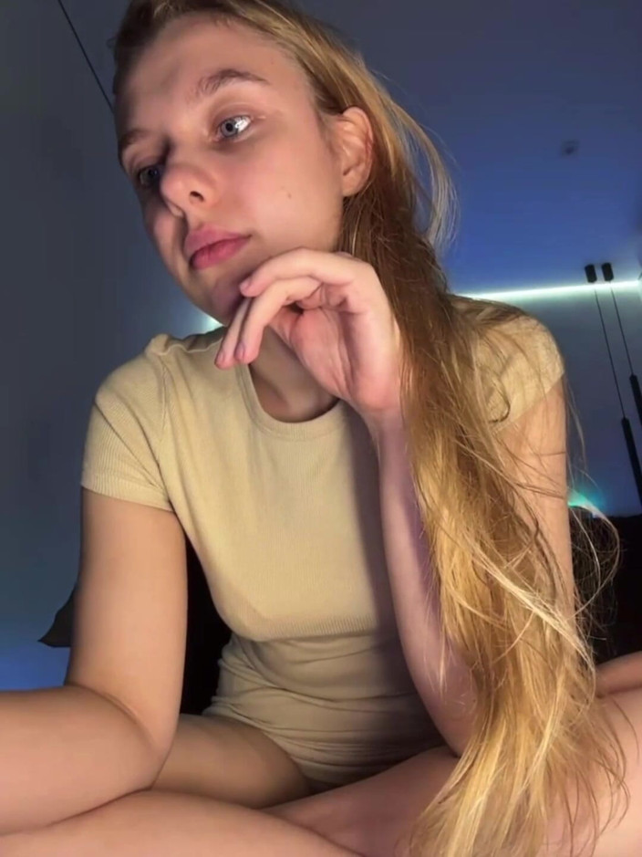 JuiceLussie: Sexy Amateur Masturbating Tight Pussy