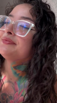 Dívka s rozděleným jazykem si dává klystýr před kamerou