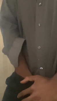 Envie désespérée de pisser sur la demande d’un fan sur le sol