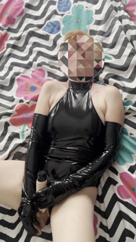 Latex-ehefrau mit maskiertem ehemann