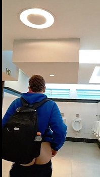 Me Pillaron Presumiendo En El Baño De Hombres Con Una Polla Blanda Y Casi Me Echan