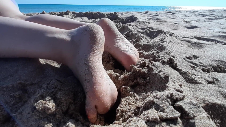 Mistress Legs: Le gambe della padrona a piedi nudi sulla spiaggia marittima...