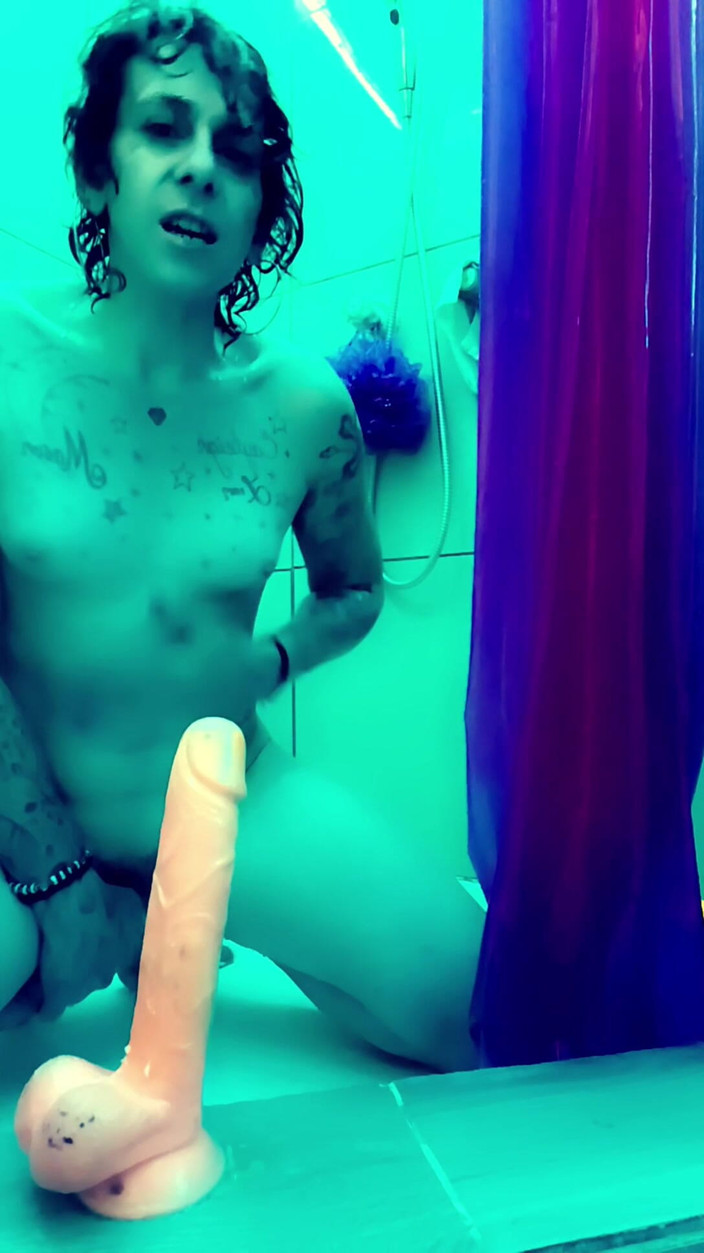 Chikgotadik: Duşta dildo, wap yapay penisime binişimi tamamen ıslak izle