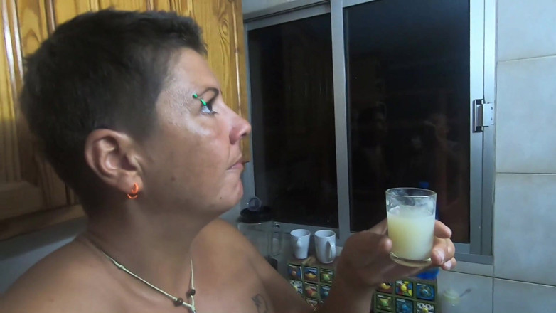 bekycarril: La ragazza beve un sacco di sperma salvato da un...