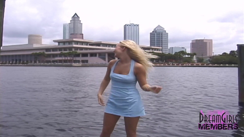 Dream Girls: Meregang dengan perak blonde super panas