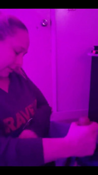Une femme taille une pipe coquine