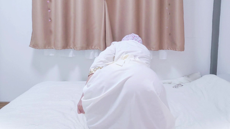 LittleMuslim: Ein Malaysisches Hijabi-mädchen Neckt Mit Weißer Abaya, Die Ihren Arsch...