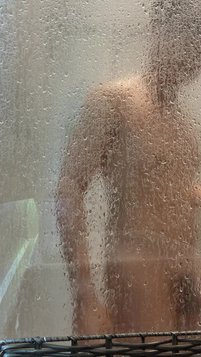joanraay: Můj nevlastní bratr přišel na návštěvu a nechal otevřené dveře,...