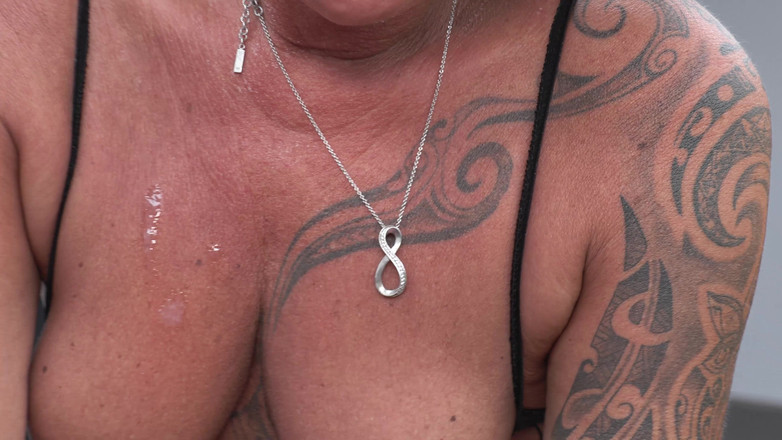 Lovekino: Jenny Hardt取得砲撃ハードによって厚い男