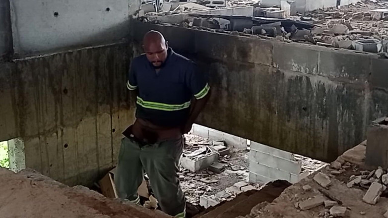 TheBlacKHunterr: Masturbarse en la construcción