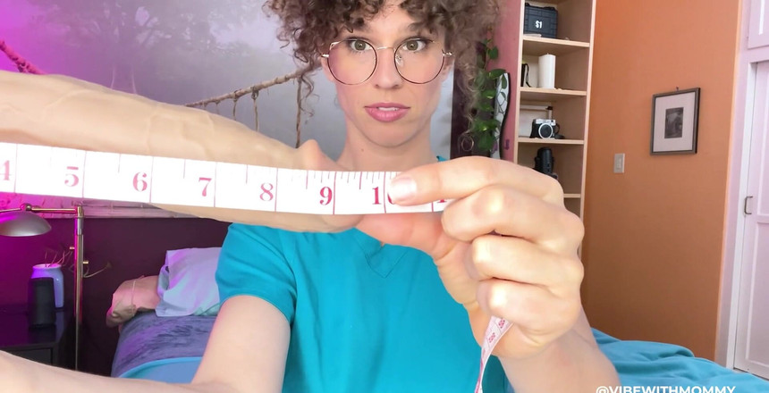 VibeWithMommy: Медсестра сравнивает огромный член против маленького члена битва buldge не только над морем