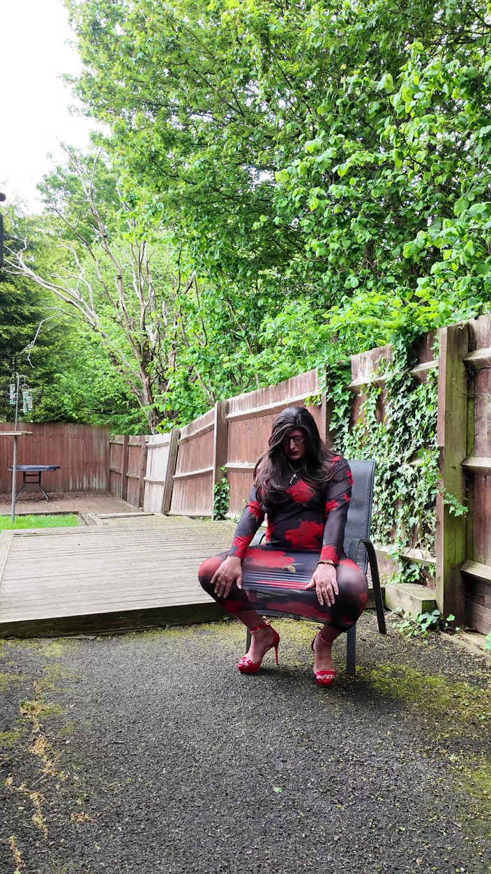 Kellycd2022: Travestiet Kellycd2022 in lange zwarte en rode doorzichtige jurk en...