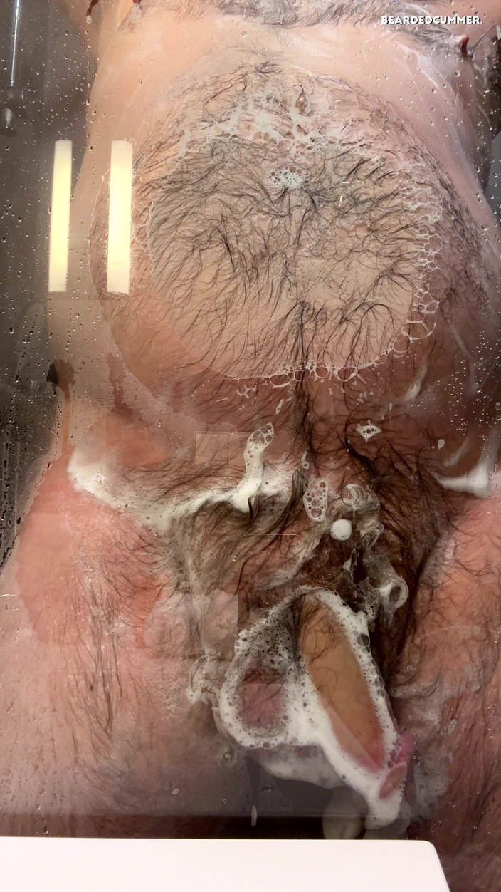 Beardedcummer: Un ours poilu prend une douche et exhibe son gros...