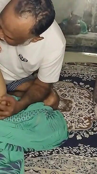 Sexy bebê chupando preliminares seu padrasto, mamilo quente, pequena buceta lambida