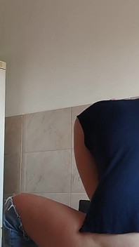 Behaarte brünette muschi, dicke titten, sinnliche behaarte Frau in der Küche.
