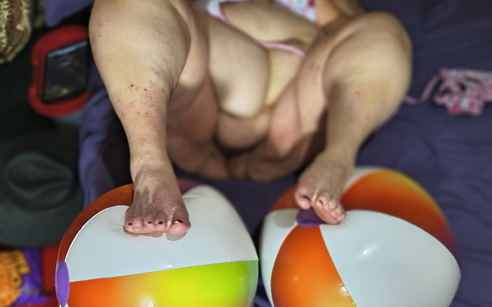 HerculesnVENUS: Un bal de plage nue la fait squirter pour tous
