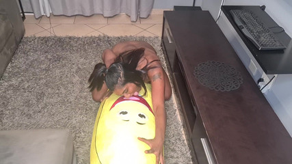 domslutfucker: Wytatuowana Desi dziwka garbi dużego banana, zbliżenia