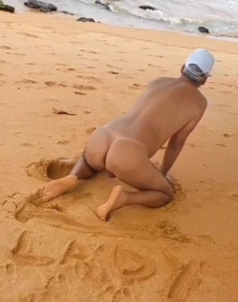 Ladysilvas: Ladysilva telanjang di pantai memamerkan pantat panasnya yang kecokelatan dengan...