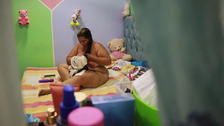 Lexly_16: Macecha je přistižena při masturbaci její kundičky a velkého zadku