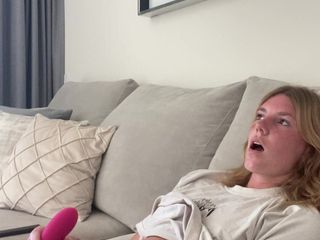 Lovemorgane: Vacker tonåring onanerar med en dildo tills hela kroppen skakar...