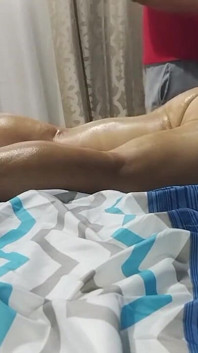 Massagem com óleo se torna sexual depois de ver a bunda da prostituta madura