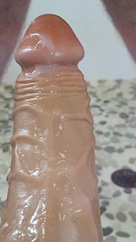 Cerrar follada anal con consolador incluyendo chupar y babear, culo a boca y corrida.