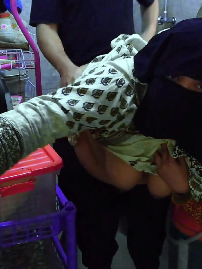 Aria Mia: 부엌에서 자지를 빨고 이웃을 따먹는 인도 인도 인도 비 주부