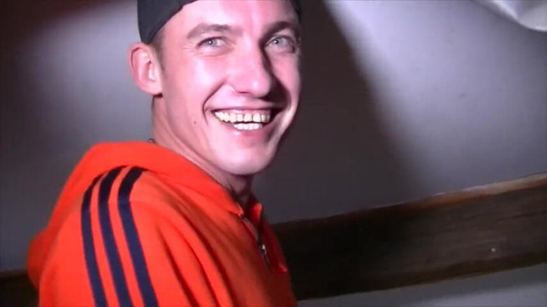 Gaybareback: Twink succhiato da ragazzo etero