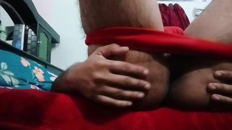 Gaurisissy: Hintli eşcinsel travesti gaurisissy büyük göğüslerine bastırıyor ve kırmızı balayında...