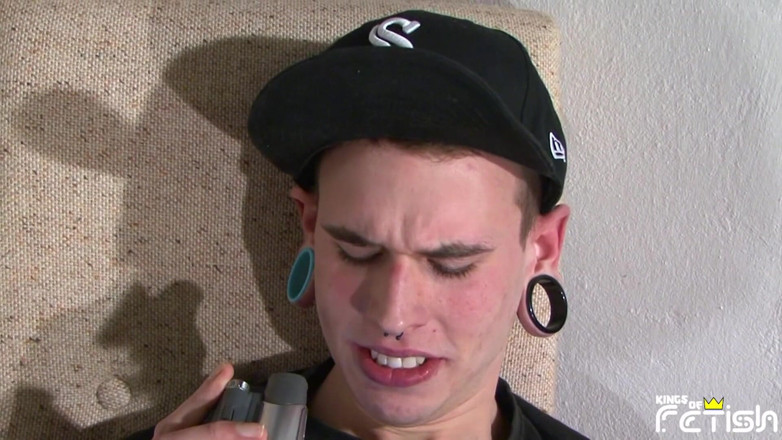 Gay Diaries: Wytatuowany facet z przebitymi nagraniami kutasa podczas walić swojego przyjaciela...