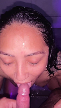 Une belle demi-sœur me suce la bite et en récompense, je lui éjacule sur le visage