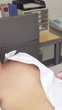 음란한 일본 간호사가 그를 유혹한 후 의사에게 혀로 따먹히다