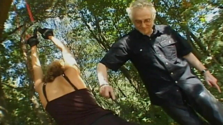 Absolute BDSM films - The original: Afeitado humillante de coño en el bosque