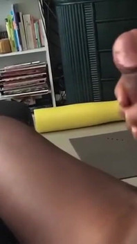 Membelai kontol gemukku muncrat begitu keras