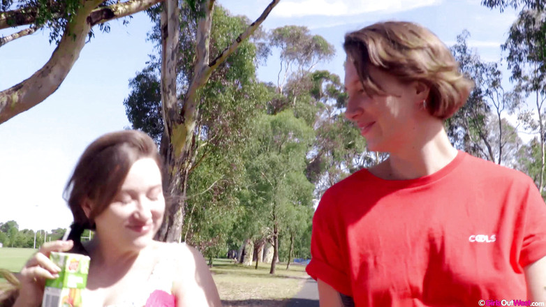 Girls Out West: Si comel amatur dengan pepek berbulu dan ketiak dipuaskan oleh...